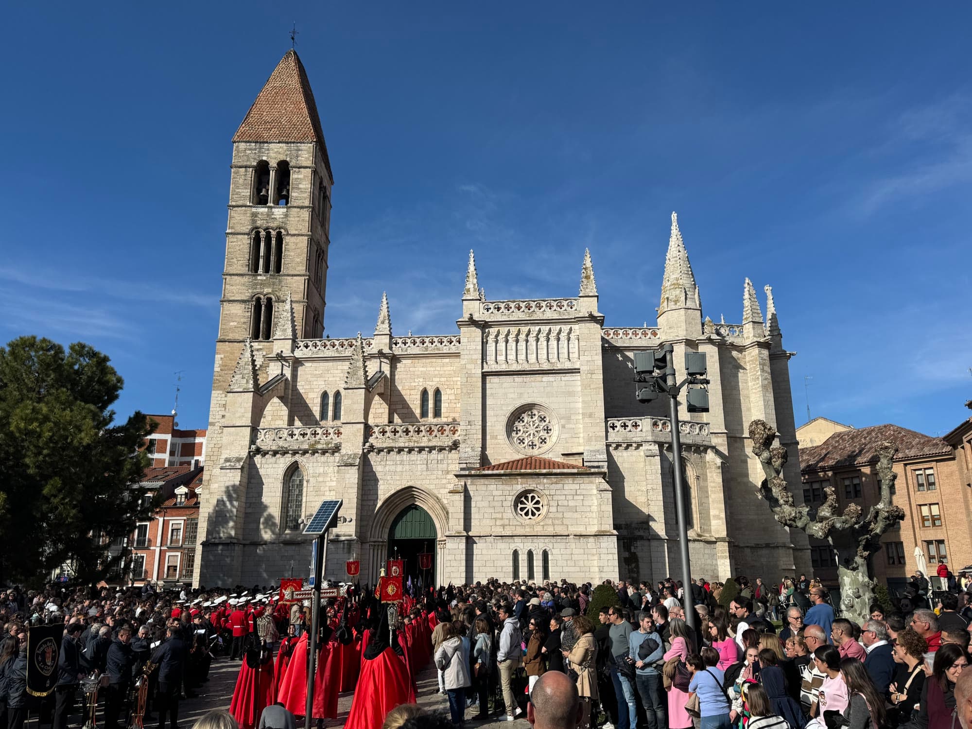 Público junto a Santa María de la Antigua durante el Jueves Santo