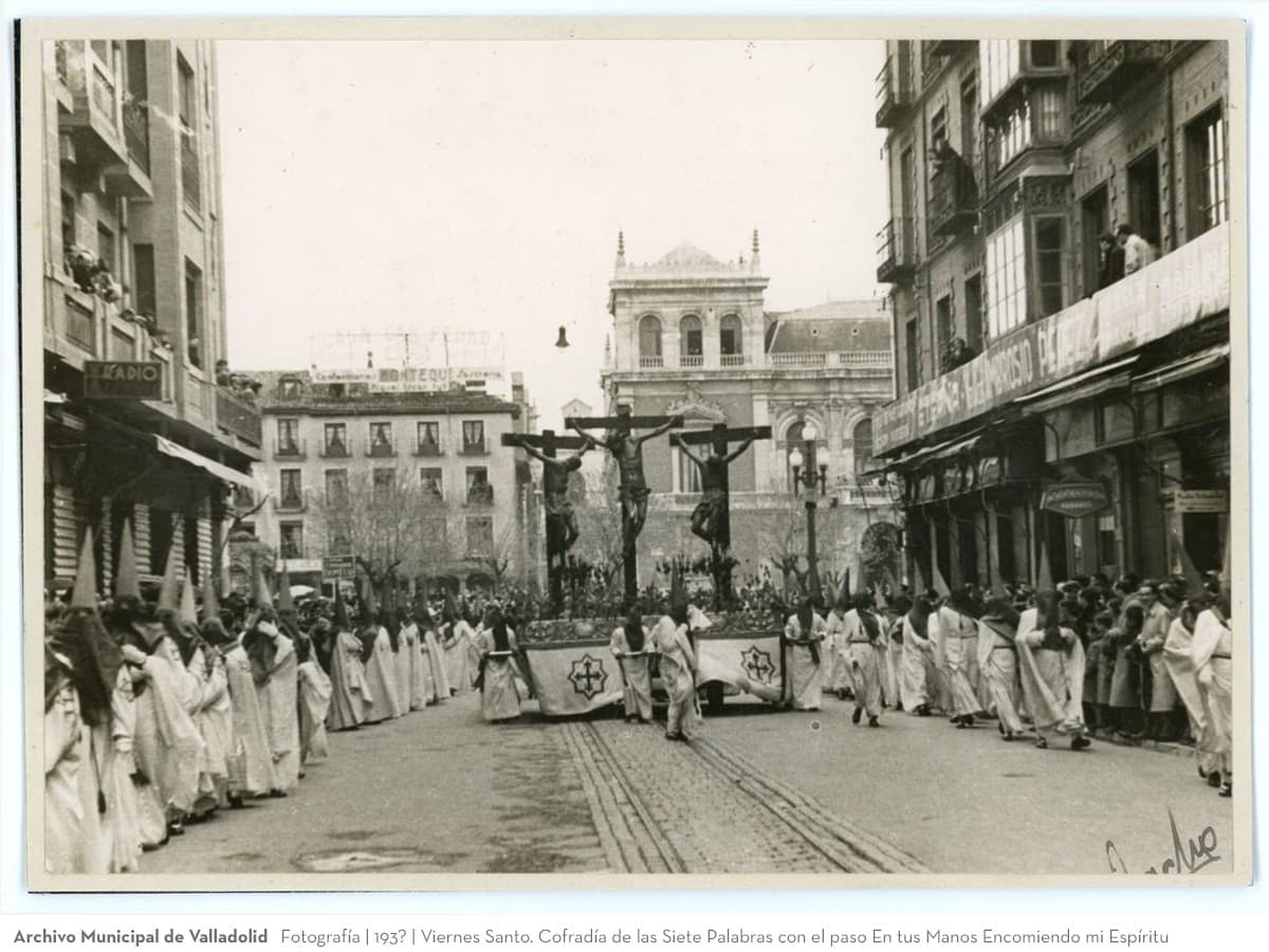 Viernes Santo. Cofradía de las Siete Palabras con el paso En tus Manos Encomiento mi Espíritu a su paso por la calle Santiago.