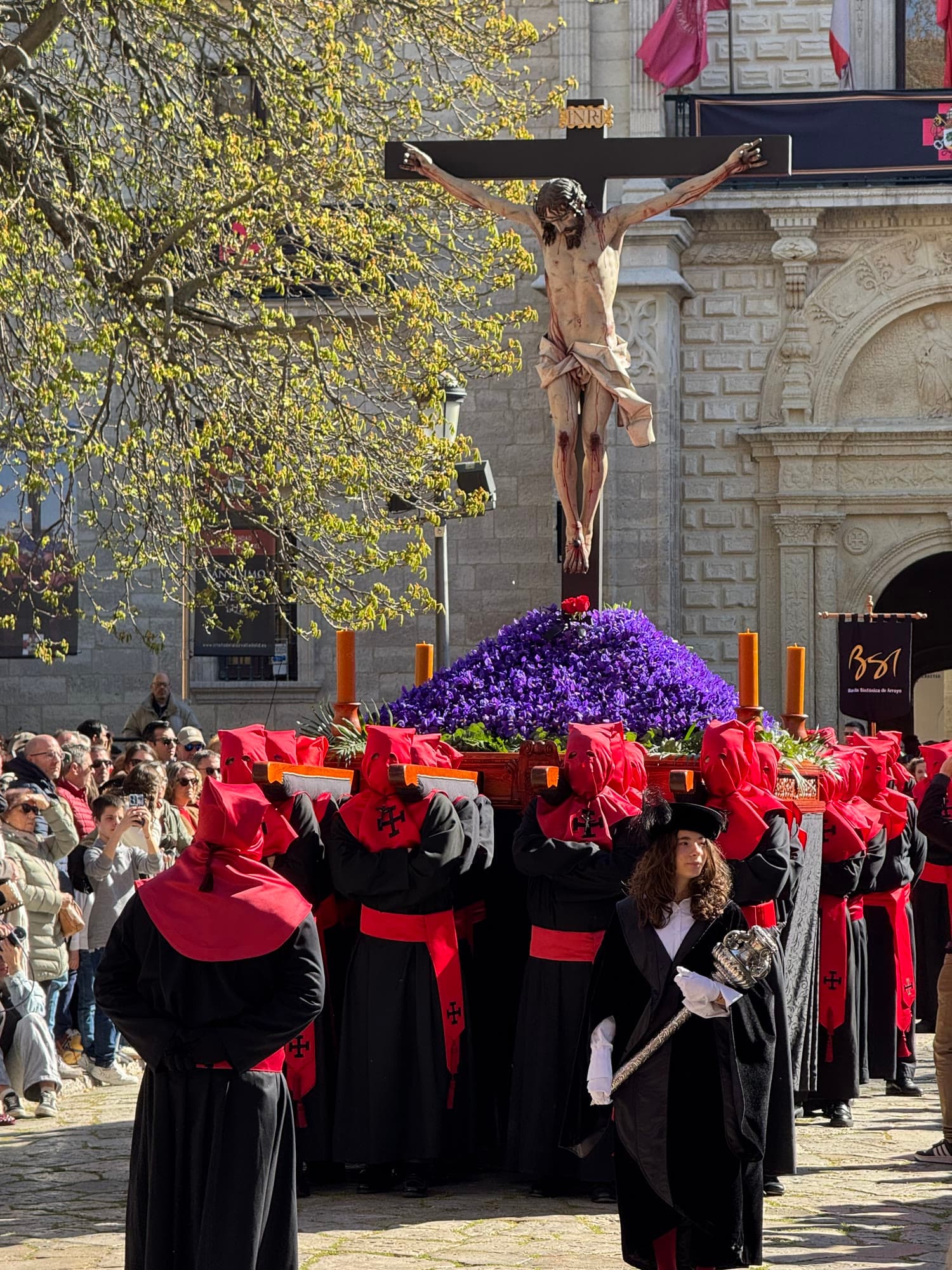 Santísimo Cristo de la Luz acompañado por su hermandad