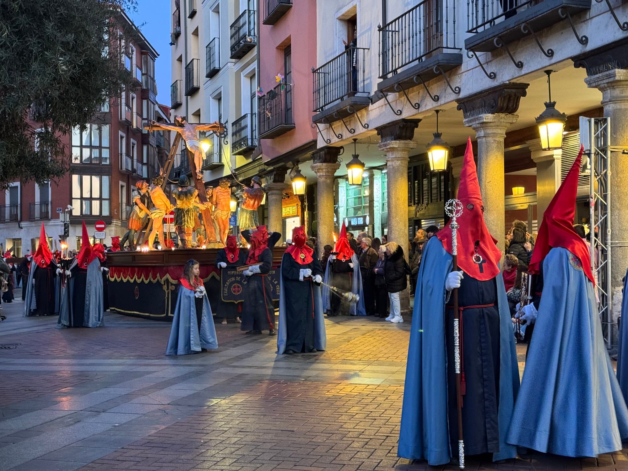 La Elevación de la Cruz en la Procesión General de Valladolid